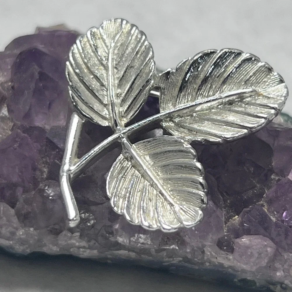Vintage SARAH COVENTRY Silver Tone Leaf Pin Brooch Trifoliate‎ Clover Design